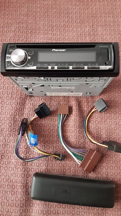 Pioneer Cd Player auto cu Bluetooth si Aux In
