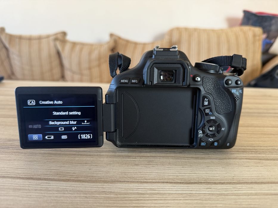 Canon EOS 600D + обектив 18–55mm IS II