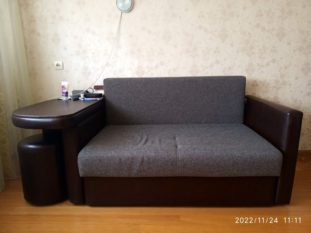 Продам диван раскладной с встроенным столиком..