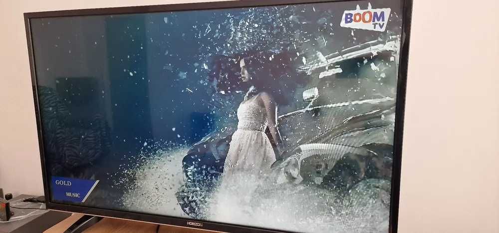Televizor Horizon LED 107 cm Full HD - Garantie + suport perete