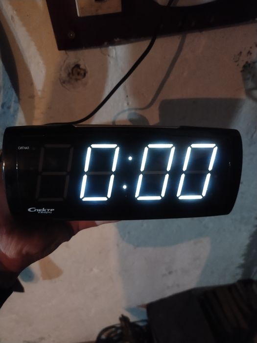 продам часы электронные светящиеся