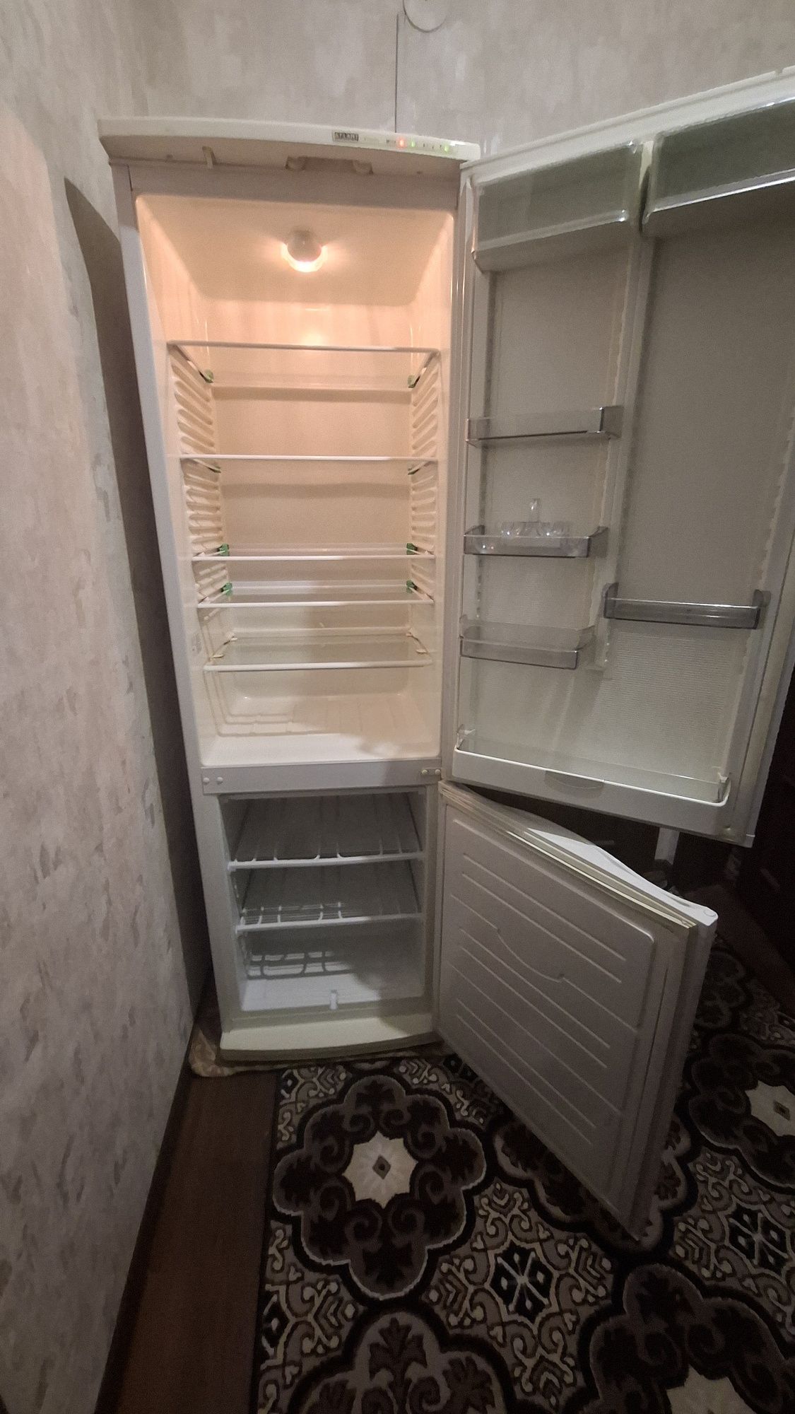 Срочно Атлант холодильник продается. Отлично работает