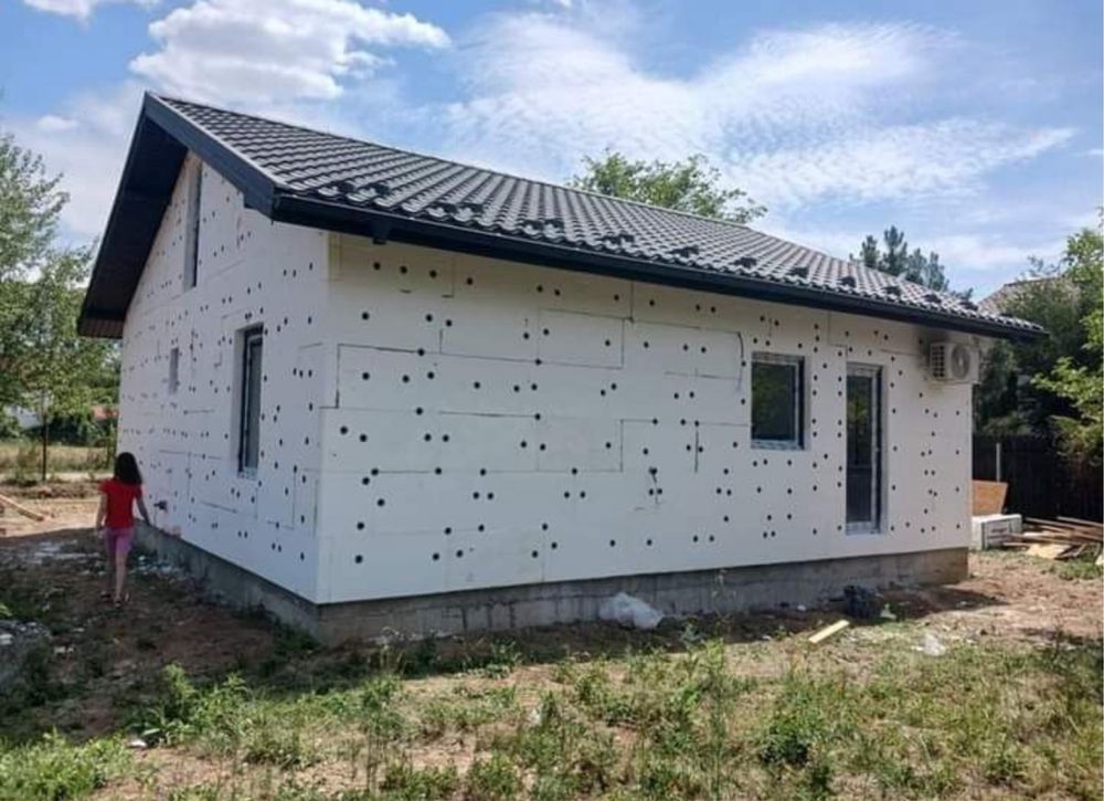 Vindem si realizam case din panou sandwich pe structura metalica
