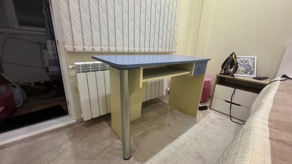 Продавам бюро за компютър