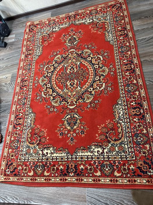 Продам ковры 1,5 на 2 и второй 2 на 3