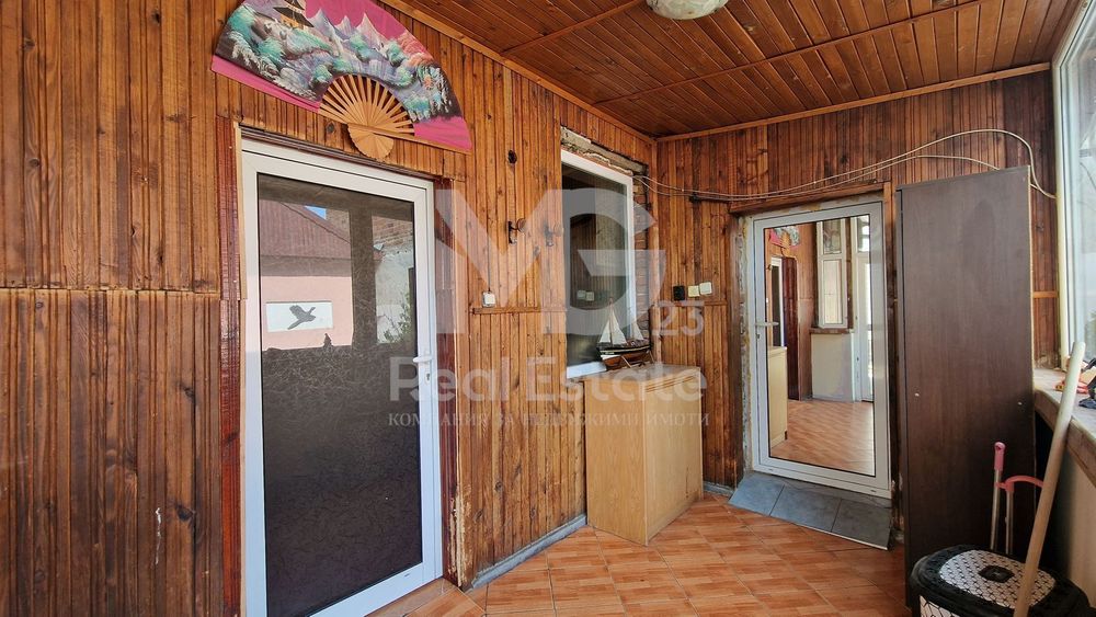 Едноетажна къща с двор и гараж!