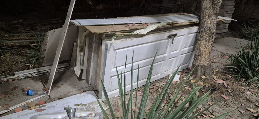 Ишлатилган чугун ванна, тахта эшиклар