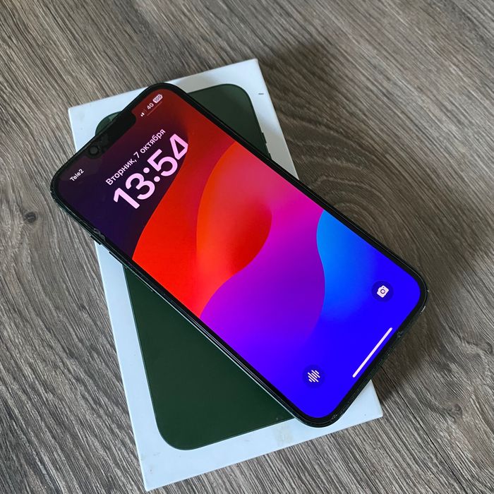 iPhone 13 с наушниками