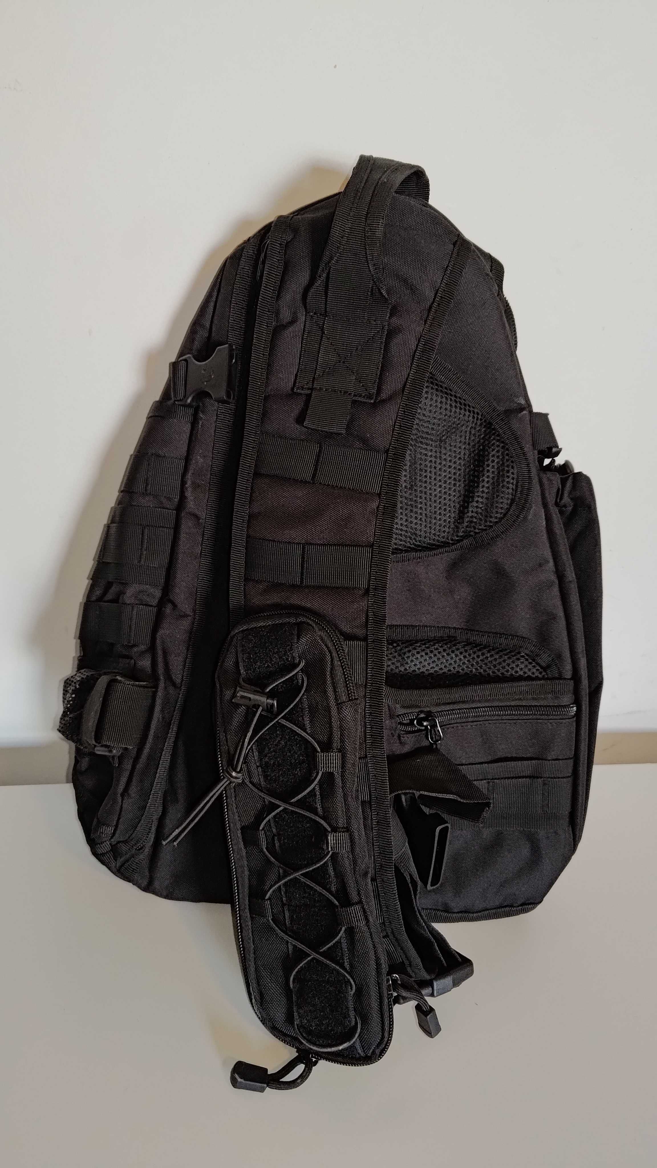 Rucsac negru tactic tip Sling Backpack pe un umar