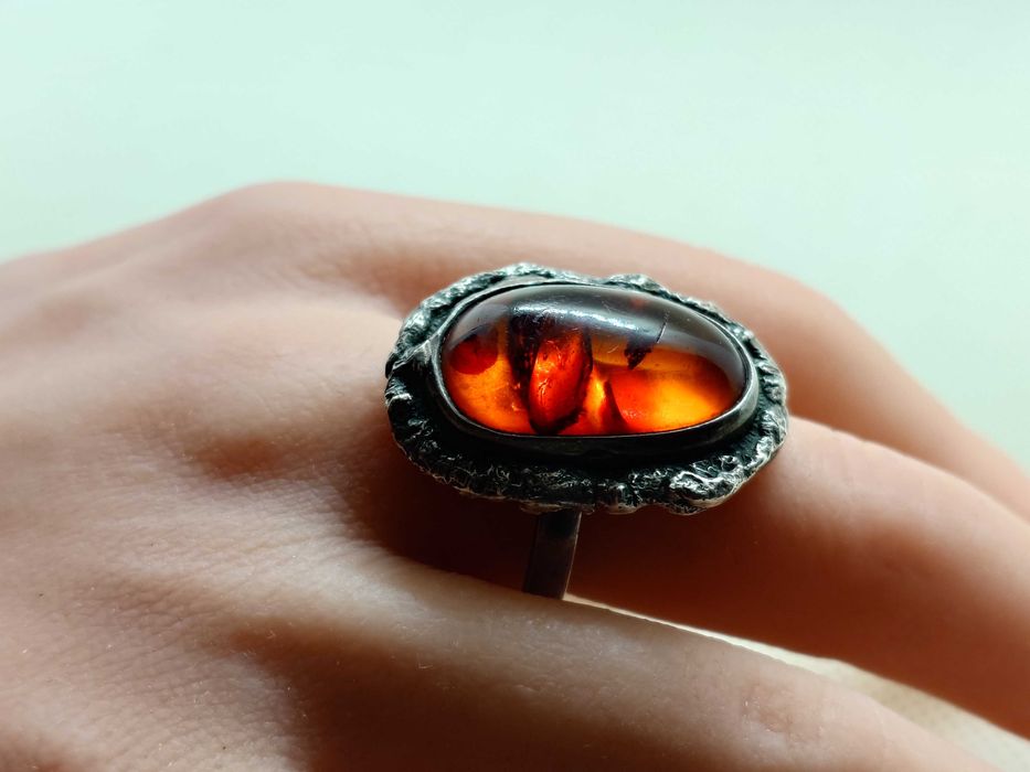 Inel din argint cu chihlimbar cabochon mare – vintage, lucrat manual