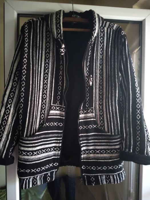 Vand haina,alb cu negru.