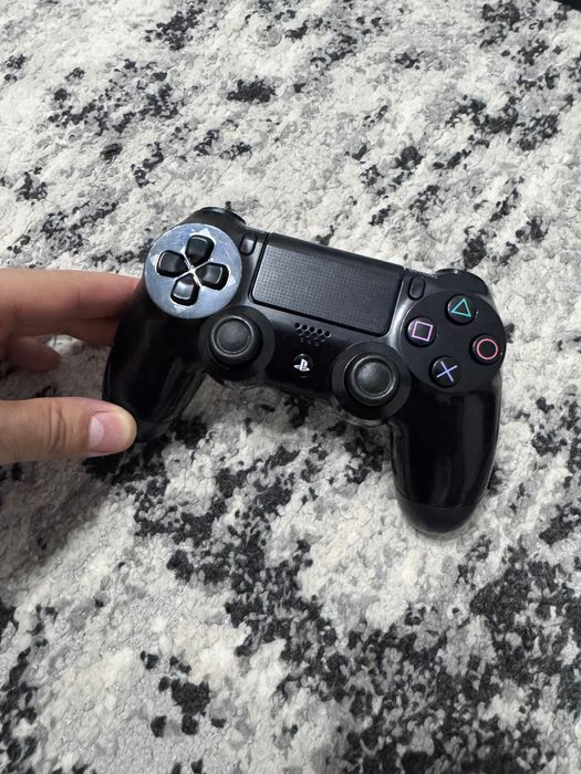 PS4 pro recondiționat cu o maneta și joc cadou.