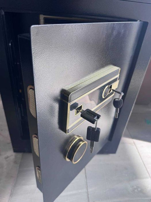 большой сейф для дома и офиса/ крепиться на стекну/ внутри настоящая
