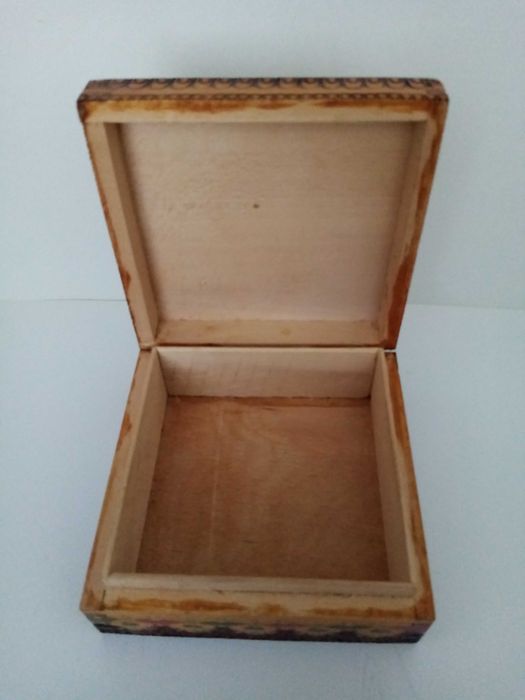 Ретро дървена кутия за бижута.