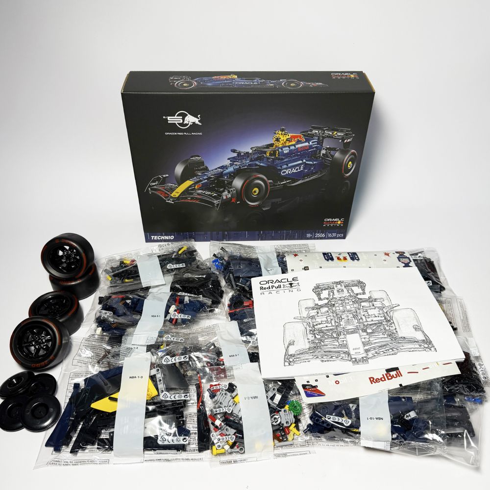 Конструктор Lego Oracle Red Bull Racing RB20 | 1685 деталей | Болид
