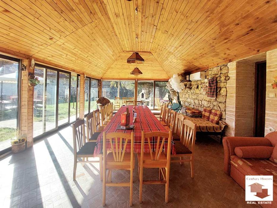 116249 Къща с 8 спални, механа и добре аранжиран двор в с. Емен