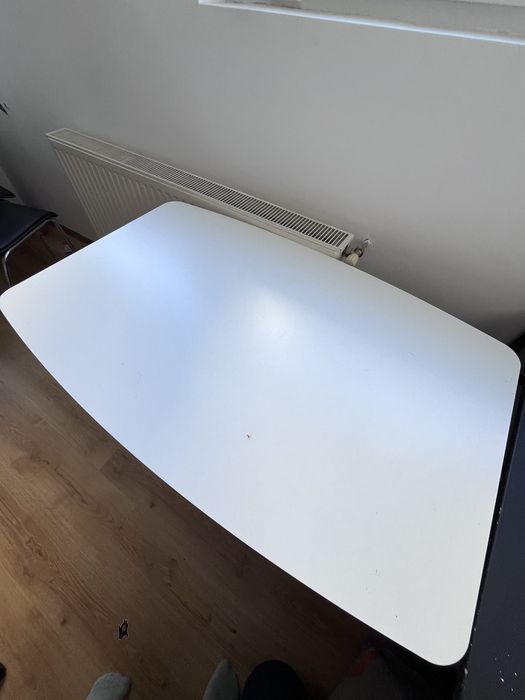 Masa alba cu un singur picior