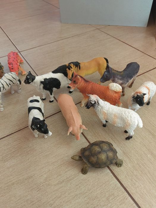 Различни видове животни детски играчки - домашни, диви, динозаври, нас