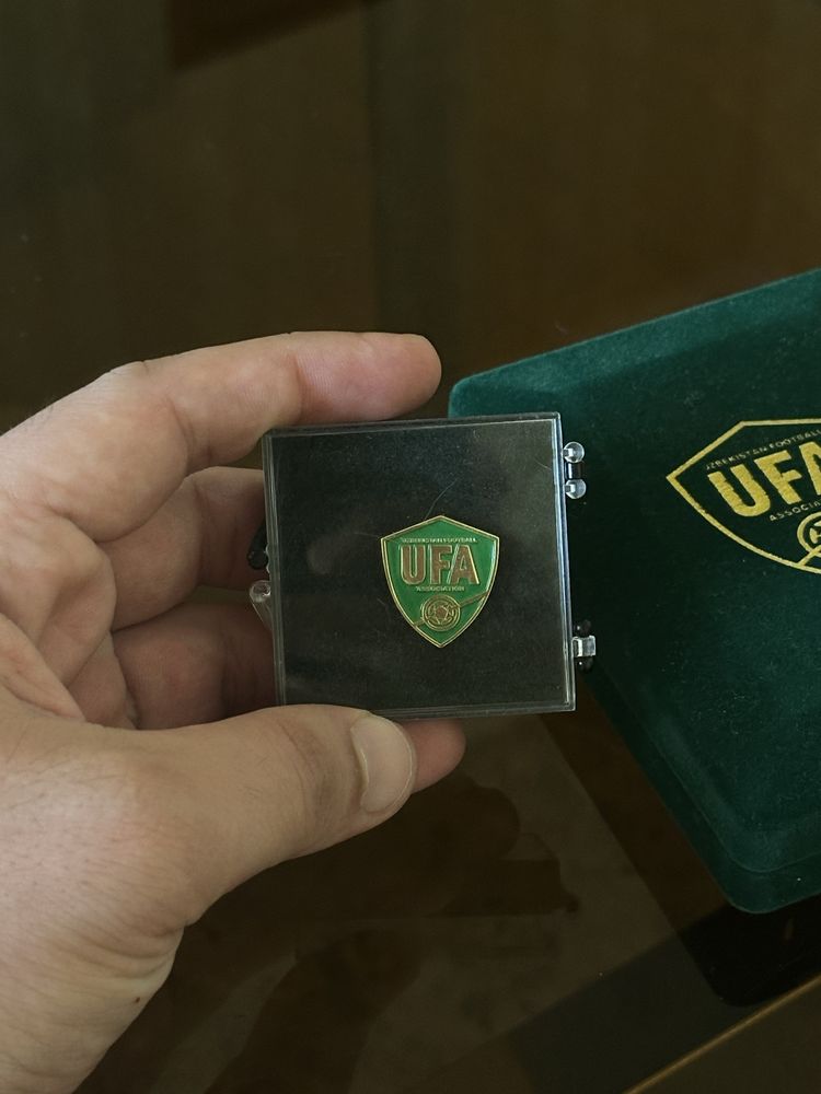 Продаю нагрудную медаль и значок UFA (официальный подарок)