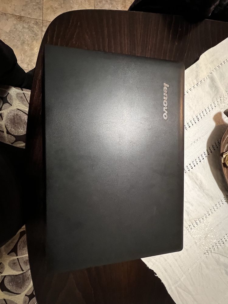 Лаптоп леново lenovo за ремонт на дисплея.