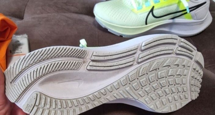 Nike Air Zoom Pegasus 38 дамски маратонки номер 39