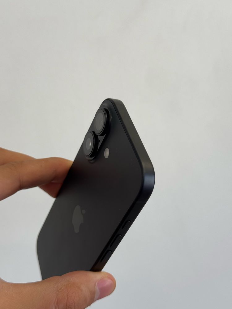 Продавам отличен iPhone 16 гаранция