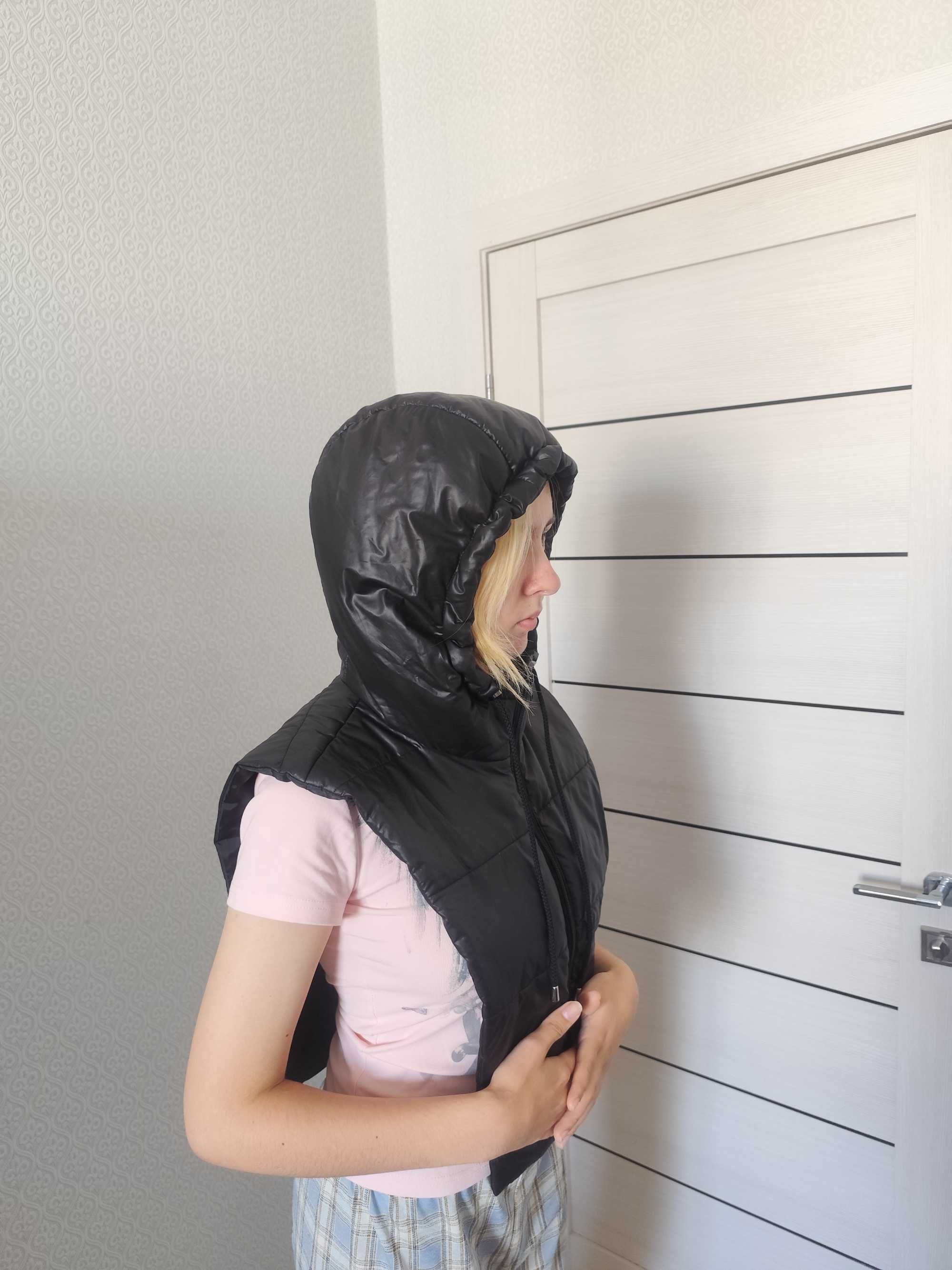 Капор (Капюшон съемный, непромокаемый).