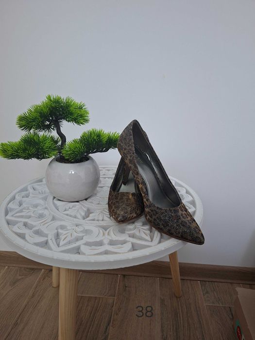 Pantofi eleganți de vânzare – perfecți pentru ocazii speciale!