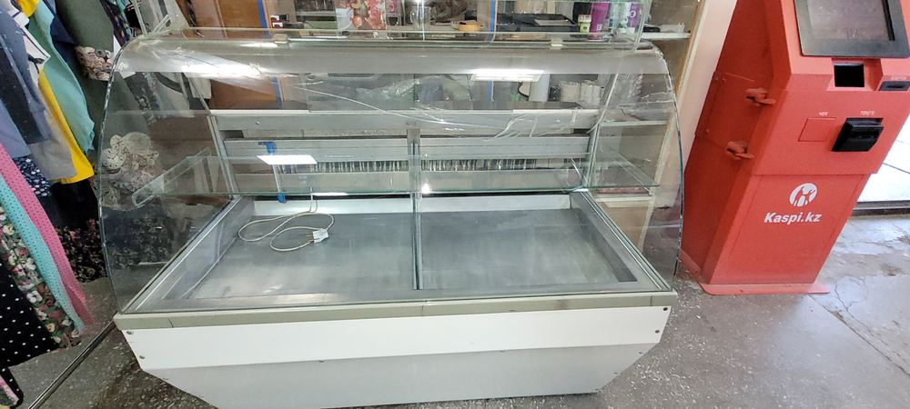 Продам холодильную витрину