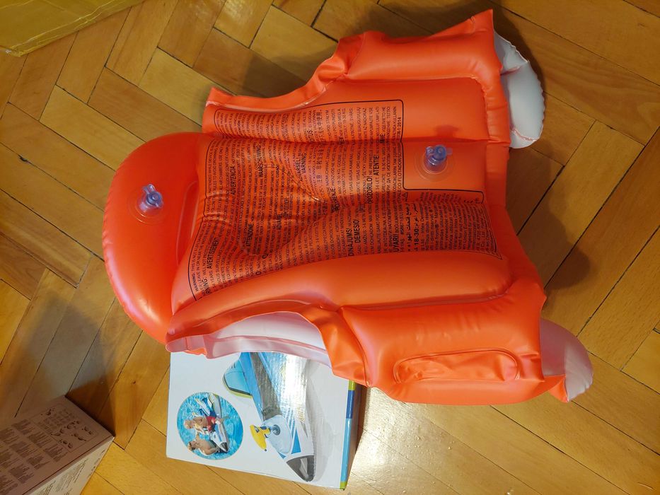 Самолет с пистолет за водни забавления плюс надуваема жилетка