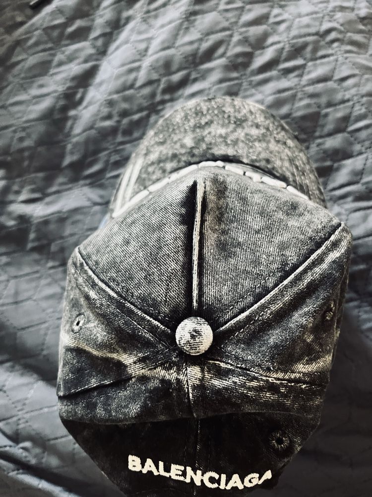 Шапка на Balenciaga