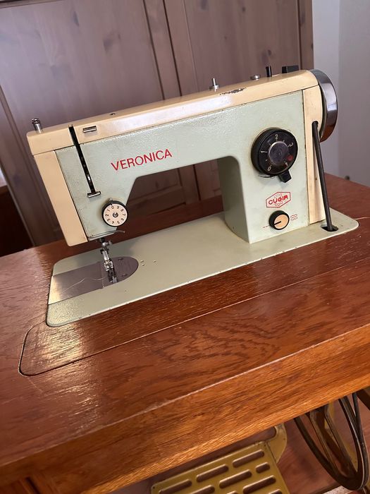 Vând mașină de cusut