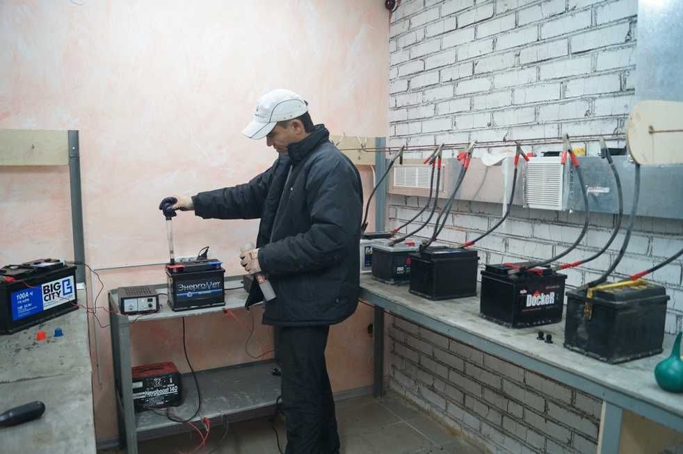 Мобилен акумулаторен техник