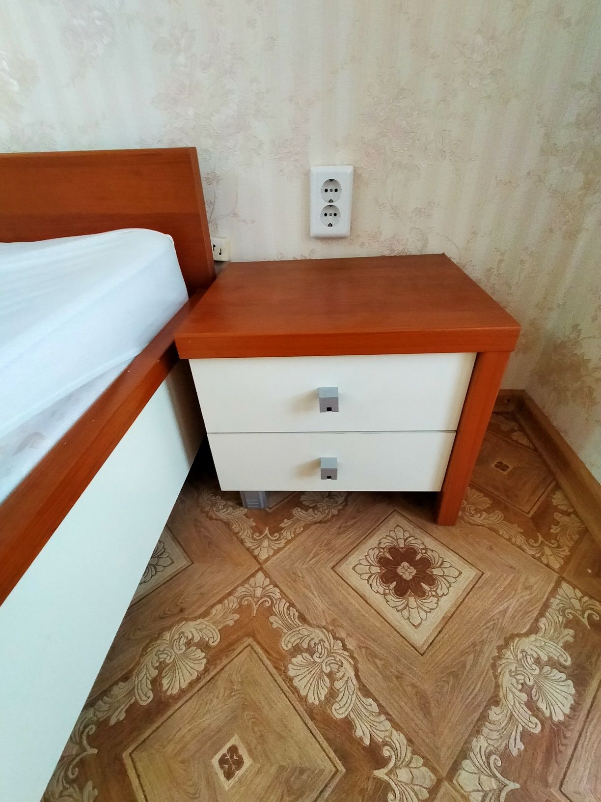 Продам кровать две тумбы в хорошем состоянии , р-р 166см х 206см
