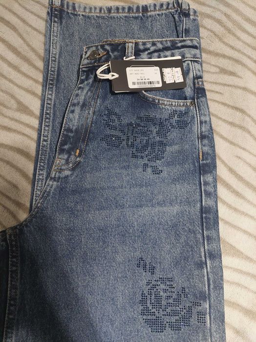 Дънки с камъни от плътен деним