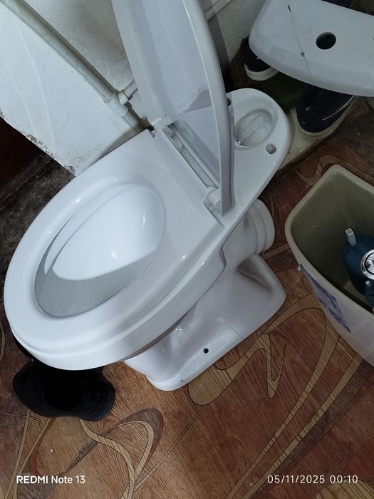 Таза унитаз  тек установка уақтында трешийна түскен