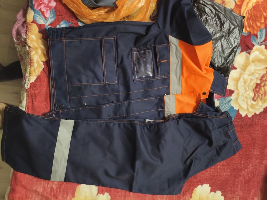 Продам спецодежда две пары и дождевик