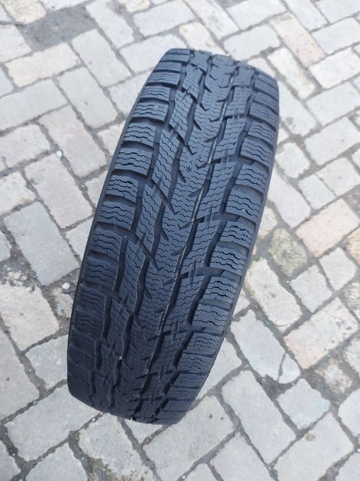 O bucată 195/215 75 R16C M+S iarnă - una Michelin Continental Nokian V