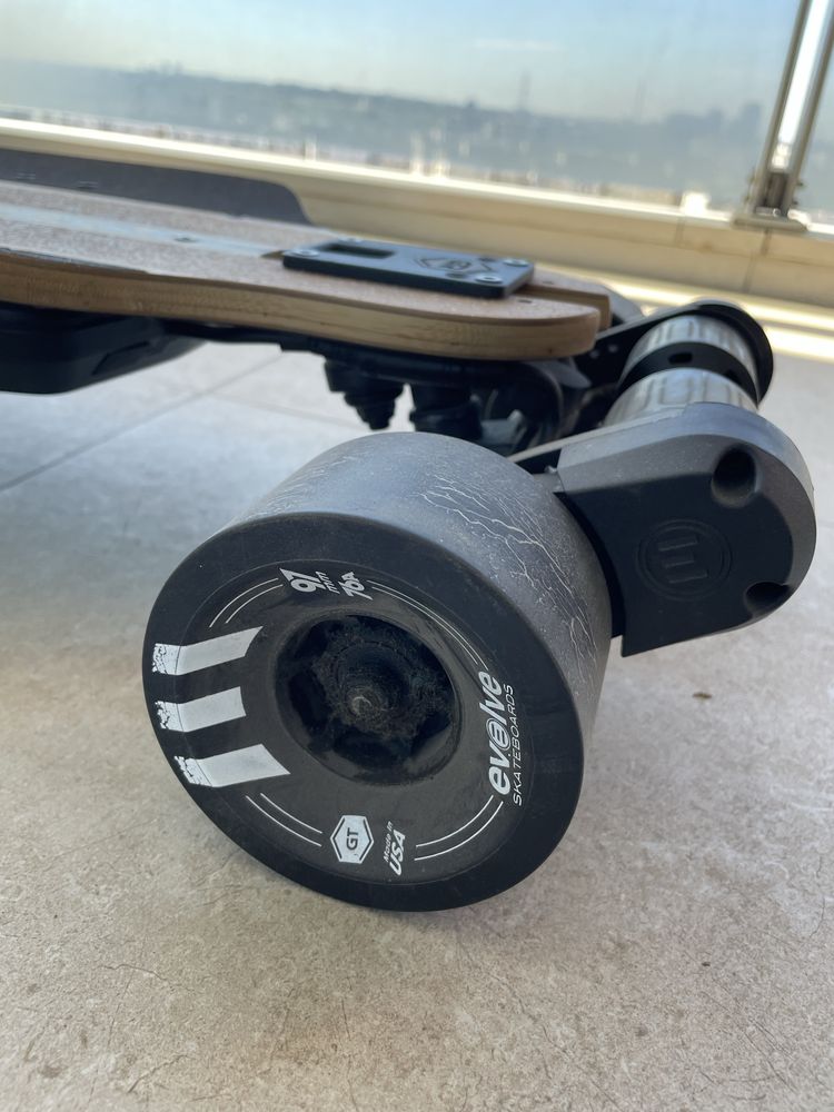 Vând Skateboard Electric GTR Bamboo - Performanță & Tech Avansată