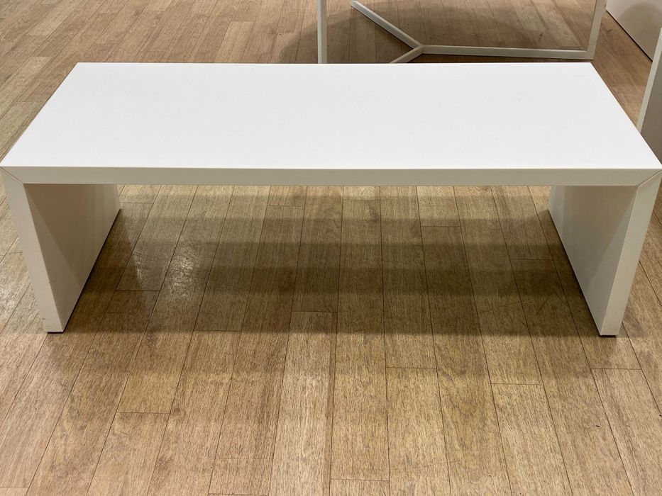 Продават се мебели от верига магазини за дрехи