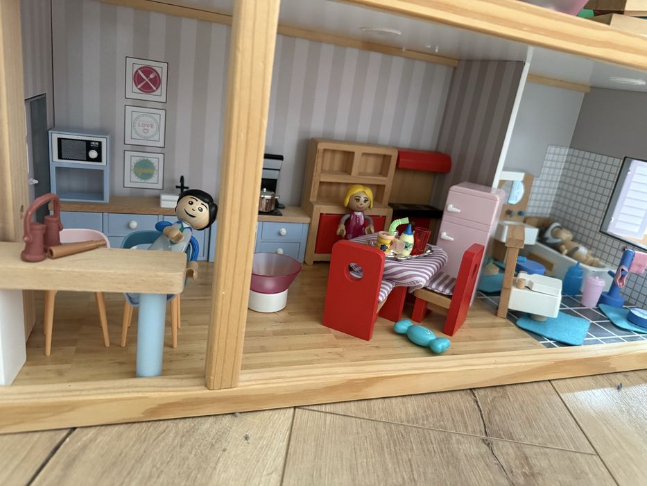 Дървена къща за кукли с много мебели и семейство