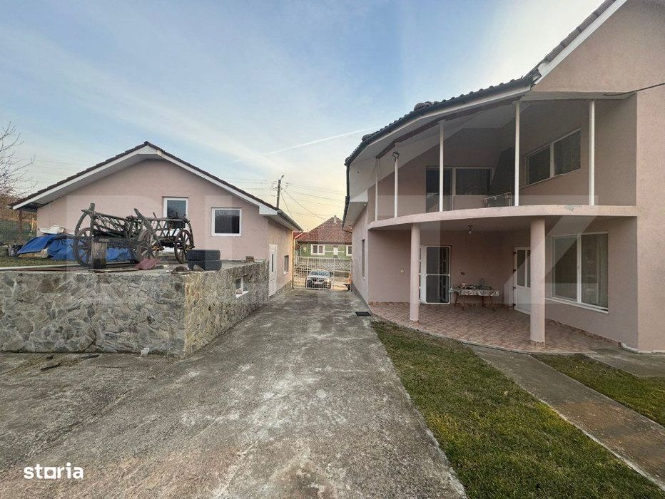 Casa de vanzare, cu 6 camere, 200 mp, zona Hotar