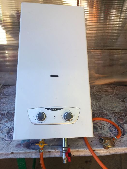 Instant pe gaz marca Ariston .