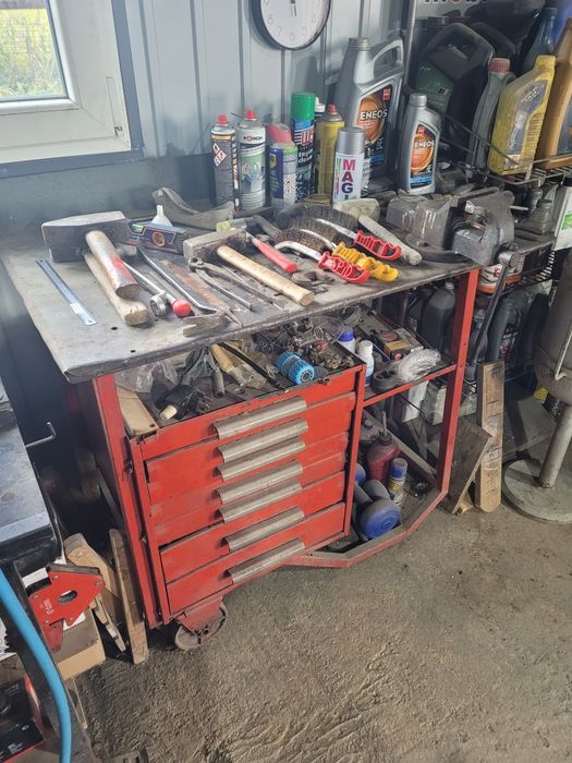 Banc de lucru cu menghina și sertare pe roți