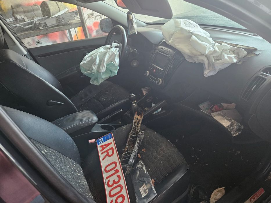 Kia, Ceed, 2010] – avariată frontal, motor funcțional