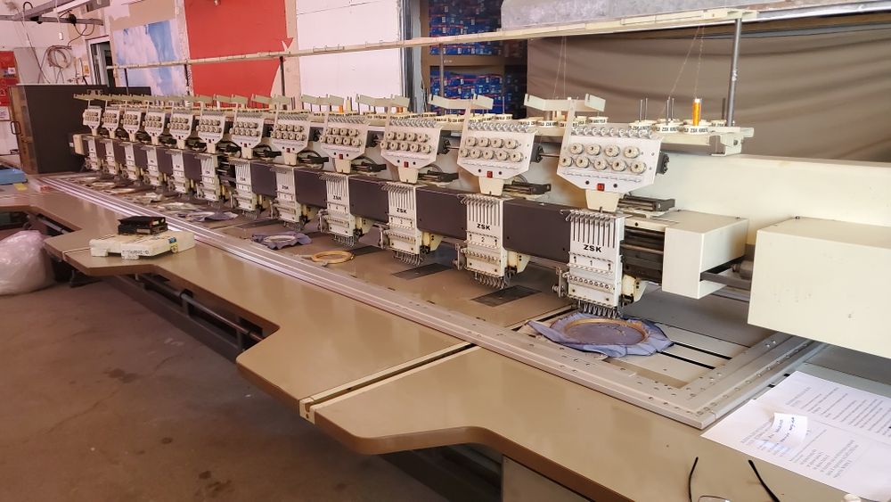 Vând sau dezmembrez mașină de brodat zsk cu 12 capuri . 9 culori