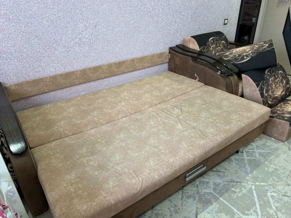 Диван и кресло.