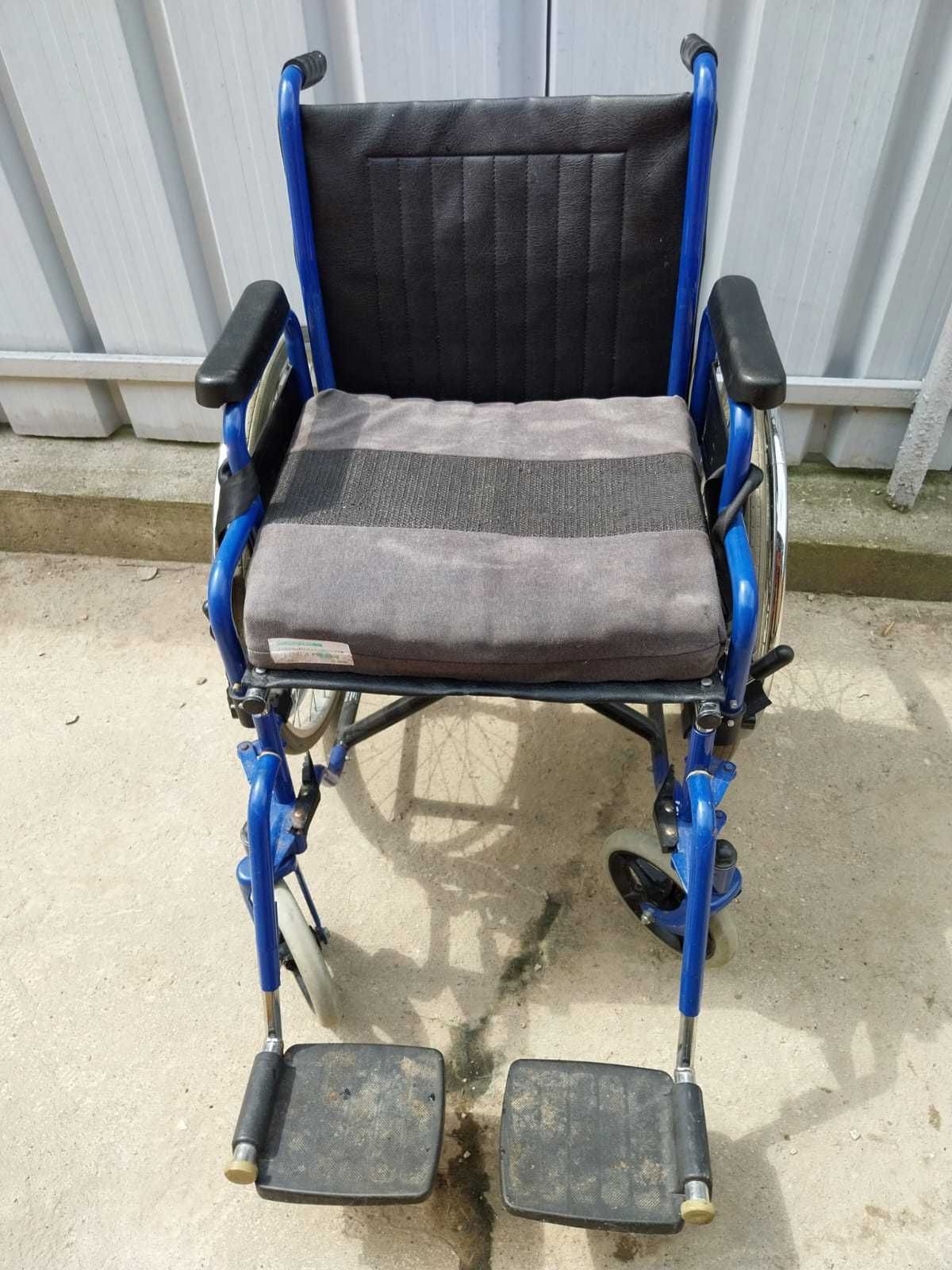 Vând cărucior pentru persoane cu dizabilitati