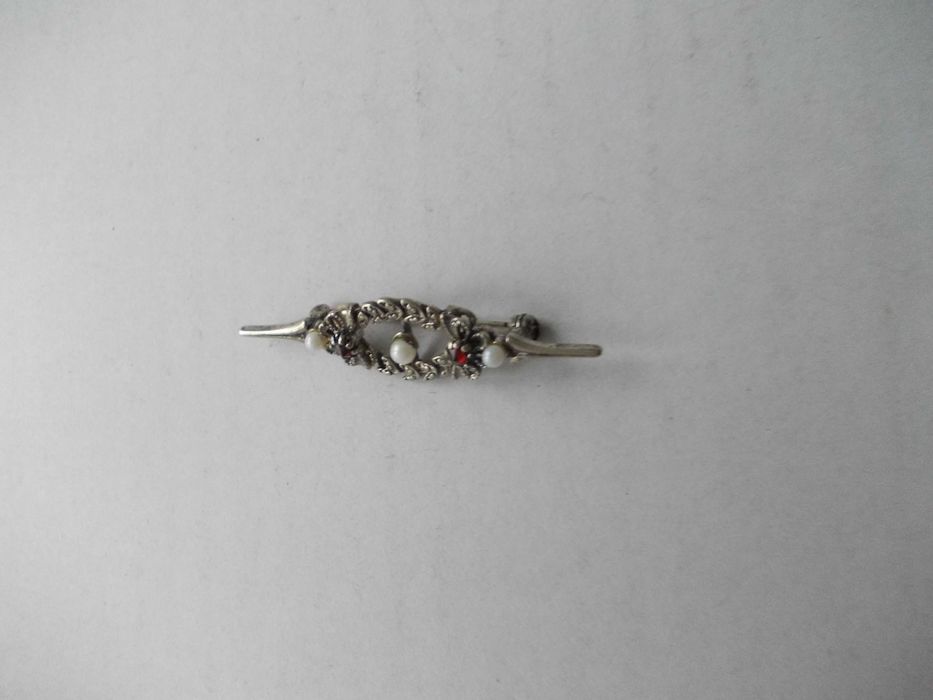 Brosa veche din argint cu pietre si perle