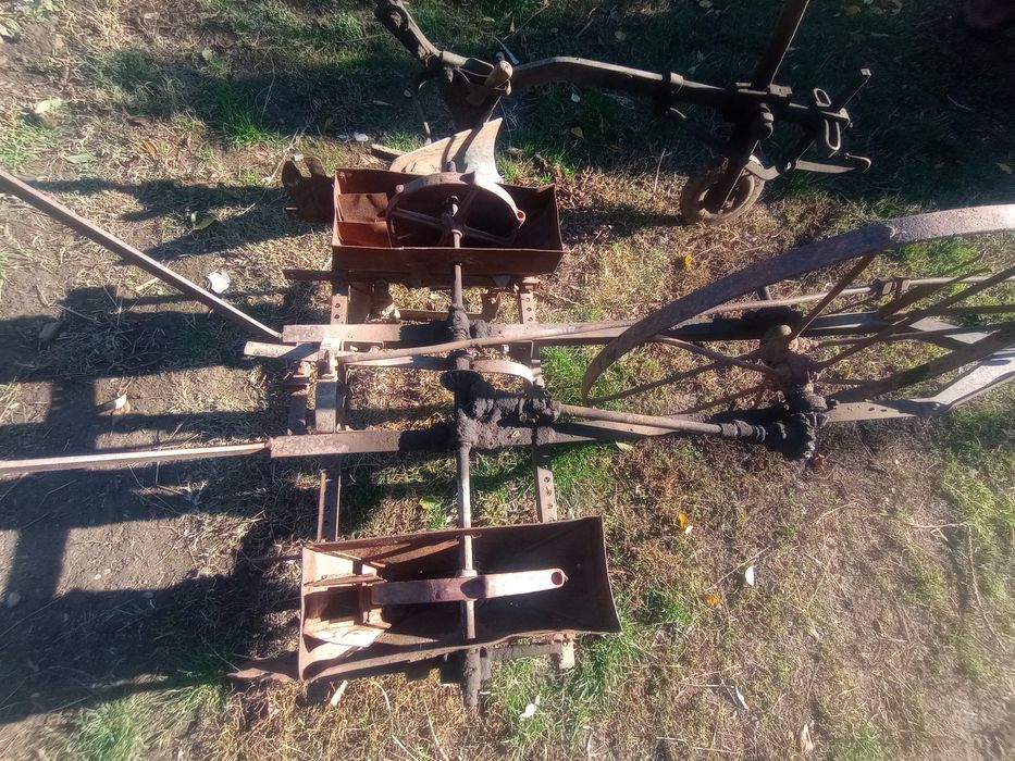 Masină de pus porumb.plug.prasitoare cu rarită.si grapă